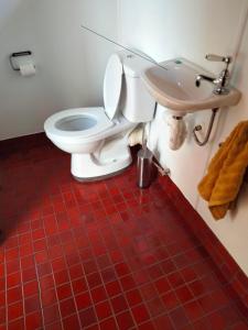 une salle de bains avec toilettes et lavabo dans l'établissement Seaview Beach House Karikari, à Karikari Peninsula 25 autres photos