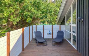 En balkon eller terrasse på Cozy Home In Væggerløse With Sauna + 11 billeder