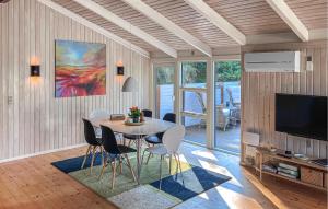 Televisyen dan/atau pusat hiburan di Cozy Home In Væggerløse With Sauna