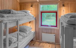 Katil atau katil-katil dalam bilik di Cozy Home In Væggerløse With Sauna +15 gambar