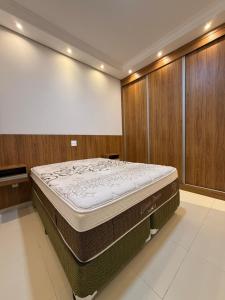 a bedroom with a large bed in a room at Sua casa em Orlândia in Orlândia