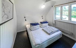 Kramnitseにある3 Bedroom Nice Home In Rødbyのベッドと窓のある小さな部屋