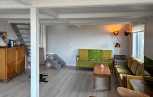 Χώρος καθιστικού στο Lovely Home In Mausund With Wifi