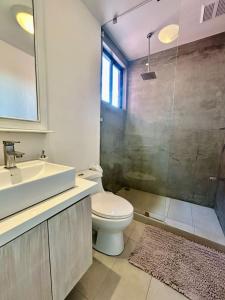 Imagen de la galería de Golf Course Ocean View Penthouse Reserva Conchal, en Brasilito