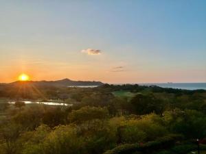 Imagen de la galería de Golf Course Ocean View Penthouse Reserva Conchal, en Brasilito