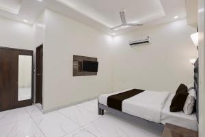 Katil atau katil-katil dalam bilik di Super Hotel O Clock Tower Dehradun Formerly Dooncity Suites