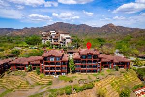 una vista aerea di una casa con un palloncino rosso in cima di Golf Course Ocean View Penthouse Reserva Conchal a Brasilito