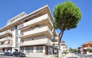 マルティンシクーロにあるBeautiful Apartment In Martinsicuro With Wifiの前に木がある高い建物