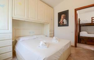 Un pat sau paturi într-o cameră la 1 Bedroom Beautiful Home In Costa Rei