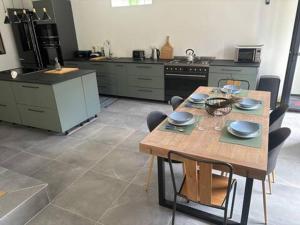 Kuchyň nebo kuchyňský kout v ubytování Grande maison contemporaine 160 m2 et son jardin privatif de 700 m2 - logement entier