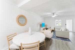 Χώρος καθιστικού στο Boca Waterfront Oasis Walk to Beach with Pool, Hot Tub, Gym