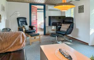 Mandø Byにある2 Bedroom Awesome Home In Ribeの椅子2脚とテーブルのあるリビングルーム