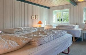 Mandø Byにある2 Bedroom Awesome Home In Ribeのベッド2台と窓のある寝室