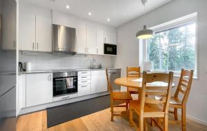 Η κουζίνα ή μικρή κουζίνα στο 2 Bedroom Amazing Home In Sälen