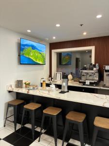 a kitchen with a counter with stools in a restaurant at Mainstay Inn in Phoenixville