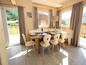 a dining room with a wooden table and chairs at Das Edelweiss in Hohentauern