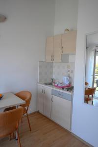 Η κουζίνα ή μικρή κουζίνα στο Studio Brodarica 15708b