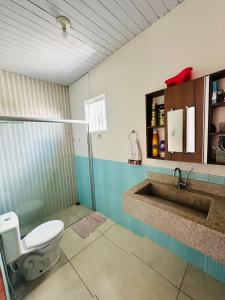 une salle de bain avec toilettes et lavabo dans l'établissement COP 30 Apartamento próximo do Hangar, à Belém