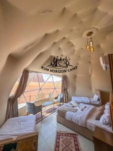 Postel nebo postele na pokoji v ubytování Rum Horizon camp & Jeep Tours
