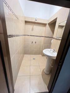 サンタ・クルス・デ・ラ・シエラにあるHabitación cercana al centro de la ciudadのシャワーと洗面台付きのバスルーム