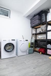 een wasruimte met twee wasmachines en bagage bij Holiday house with a parking space Split - 22855 in Split