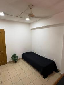 une chambre avec un lit avec une couverture noire dessus dans l'établissement hermoso departamento centrico a 1 cuadra de plaza principal, à San Miguel de Tucumán
