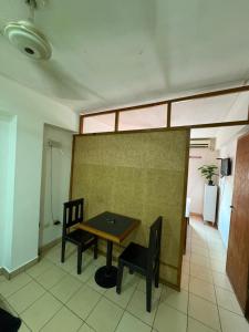 une pièce avec une table et deux chaises dans une pièce dans l'établissement hermoso departamento centrico a 1 cuadra de plaza principal, à San Miguel de Tucumán