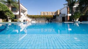 a swimming pool with blue tiles on the ground at Hotel Autlan in Autlán de Navarro