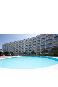 ein großer Pool vor einem großen Gebäude in der Unterkunft Apartamento Anau F - Playa - Yumbo in San Bartolomé de Tirajana