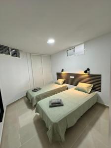 Zimmer mit 2 Betten in einem Zimmer in der Unterkunft Apartamento Anau F - Playa - Yumbo in San Bartolomé de Tirajana