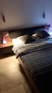 En eller flere senge i et værelse på Maison 65 terron