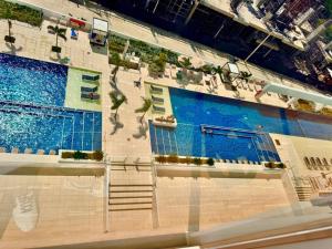 une vue d'une piscine dans une vitrine dans l'établissement Modern apartment near the beach, à Santa Marta