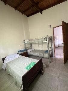 ein Schlafzimmer mit zwei Etagenbetten und einem Spiegel in der Unterkunft Cabañas del Sur in Mar del Plata