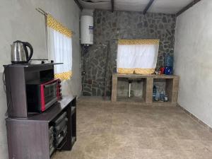a room with a kitchen with a microwave and a table at Casa Portezuelo in San Javier