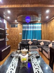 Et opholdsområde på CedarNest by Yoshika - Forest Boutique Retreat With Bonfire