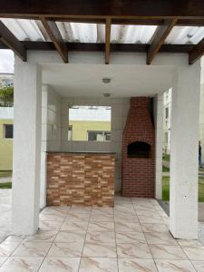 un patio con chimenea de ladrillo en un edificio en Apt Santa Cruz, en Santa Cruz