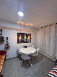 Un comedor con una mesa y sillas blancas. en Piso en el corazón de Alcañiz, en Alcañiz