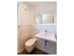 ein weißes Badezimmer mit Toilette und Waschbecken in der Unterkunft Holiday apartment with 3 bedrooms in Kalzhofen + 9 Fotos