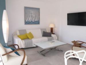 un salon avec un canapé et une table dans l'établissement Palais de la Mer 233, à Sainte-Maxime