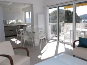 une cuisine et un salon avec une table et des chaises dans l'établissement Palais de la Mer 233, à Sainte-Maxime