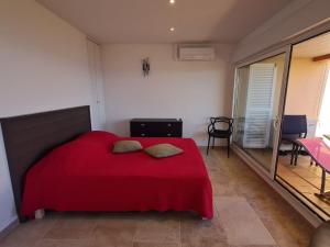 La NartelleにあるClos de la Madrague 311の赤いベッド1台(赤い毛布付)が備わるベッドルーム1室が備わります。 +17枚の写真