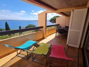 La NartelleにあるClos de la Madrague 311の海の景色を望むバルコニー(椅子付)