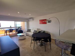 La NartelleにあるClos de la Madrague 311のテーブルとソファのあるリビングルーム