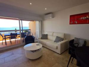 La NartelleにあるClos de la Madrague 311のソファとテーブルのあるリビングルーム