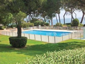 La NartelleにあるClos de la Madrague 311の庭のスイミングプール周囲の柵