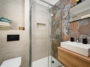 un bagno con lavandino e doccia di Apartment Urban Green a Poreč (Parenzo) Altre 21 foto