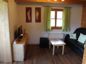 Μια τηλεόραση ή/και κέντρο ψυχαγωγίας στο Holiday home with 2 bedrooms