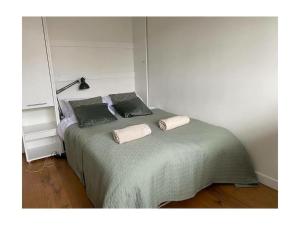 una camera da letto con un letto con due cuscini sopra di Apartment in Naarden with swimming pool a Naarden