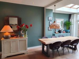 una sala da pranzo con tavolo e sedie di Apartment in Naarden with swimming pool a Naarden