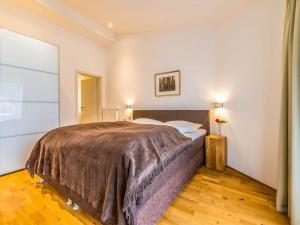 a bedroom with a large bed in a room at One-bedroom apartment in Kalzhofen